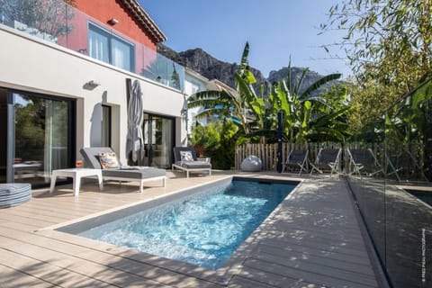 Property building, Patio, Day, Natural landscape, Mountain view, Pool view, Swimming pool, sunbed