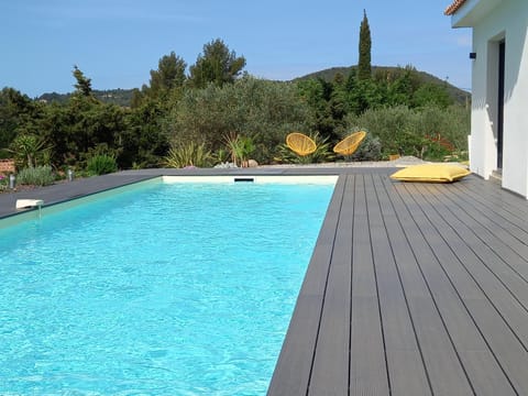 villa contemporaine de charme avec grande piscine Chalet in Le Beausset