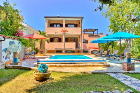 Property building, Garden, Garden view, Pool view, Swimming pool, sunbed