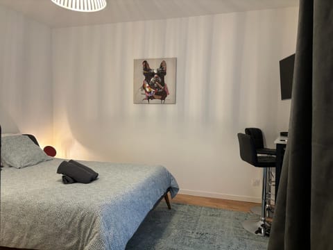 Bed, TV and multimedia, Photo of the whole room, Bedroom