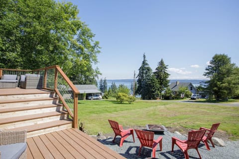 CRANES LANDING HIDDEN BEACH HOME - Whidbey Island 3BR with Ocean Views residence House in Greenbank