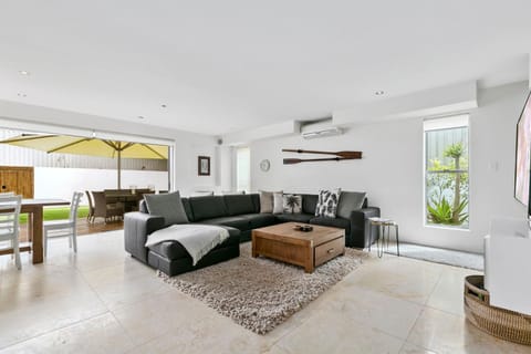 9 Depper Street - Large Residence Entire 6 Bed House House in Noosa Heads