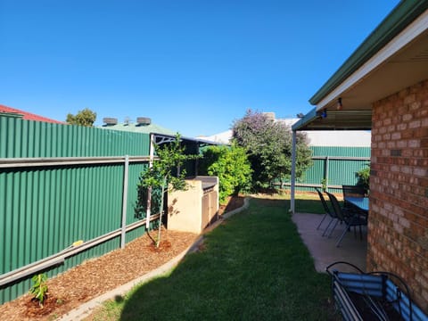 Adorable-secure 3 bedroom holiday home with Pool around the corner from The Miners Rest. House in Kalgoorlie - Boulder