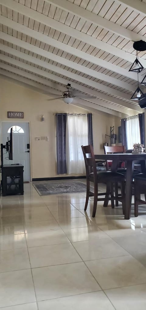 Hillside Sunrise, 2 Bed 2 Bath in Gated Community, close to beach, food, clubs & shopping Free Parking, Free Wi-Fi Casa in Montego Bay