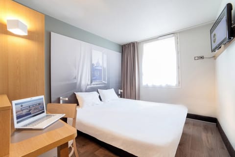 Staff, Bed, People, TV and multimedia, Photo of the whole room, Bedroom