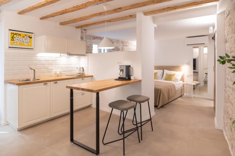Bed, Coffee/tea facilities, Dining area, Bedroom, kitchen