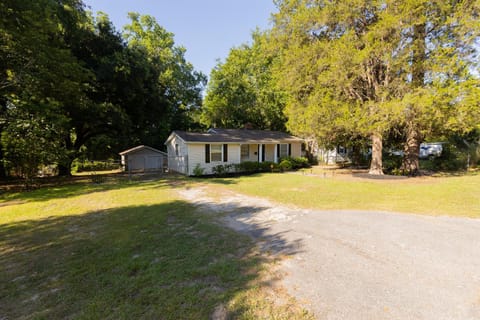 Cute n' Comfy Capers House in Columbia