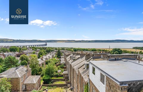 DUPLEX APARTMENT, 5 Bed Rooms, Amazing Views, Fully Equipped, Free Parking, WiFi, FAVOURITE for Groups & Businesses, Food, Bars, Shops, Library, River Views, 24hr Bakery, Long Stay Rates Available by SUNRISE SHORT LETS Condo in Dundee