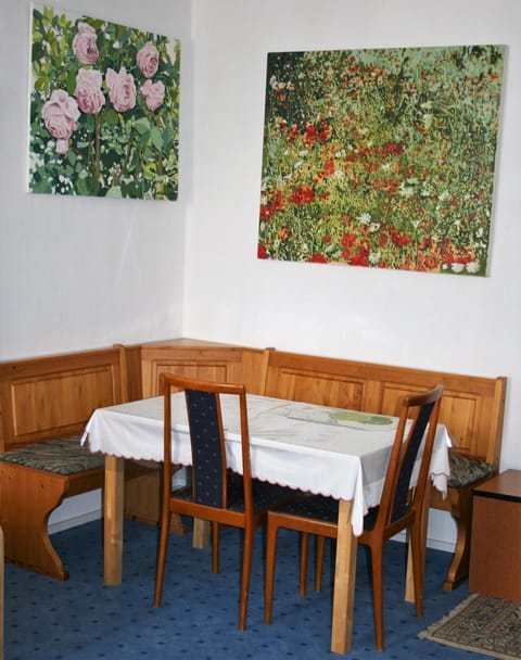 Living room, Decorative detail, Seating area