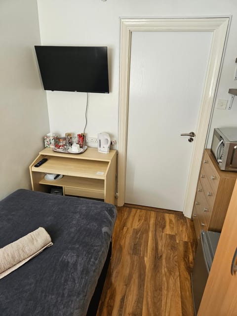 Comfortable single room in Family home, Heathrow airport Vacation rental in Southall