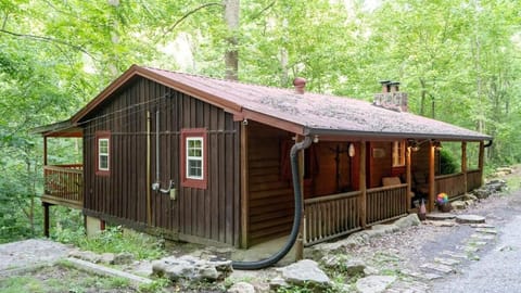 Secluded Cabin Living in this 3 Bedroom 1 Bath Cabin House in Center Hill Lake