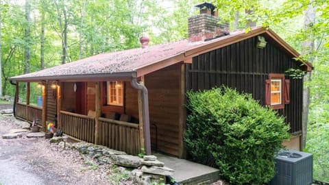 Secluded Cabin Living in this 3 Bedroom 1 Bath Cabin Casa in Center Hill Lake