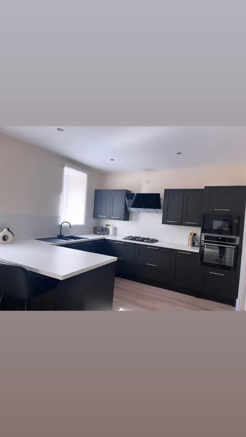 3 Bedroom House Near City Centre Glasgow Sleeps 7 Apartment in Glasgow