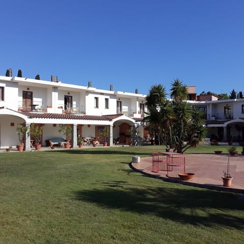 Property building, Day, Garden, Garden view