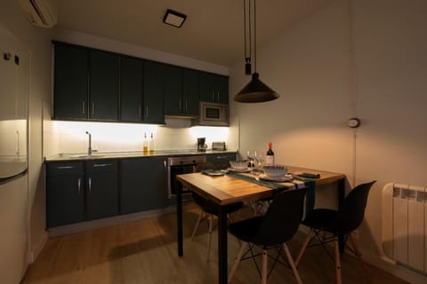 Kitchen or kitchenette, Dining area, minibar, pet friendly, stove