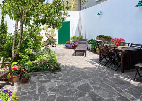 Patio, Day, Garden, Floor plan, Dining area, Garden view