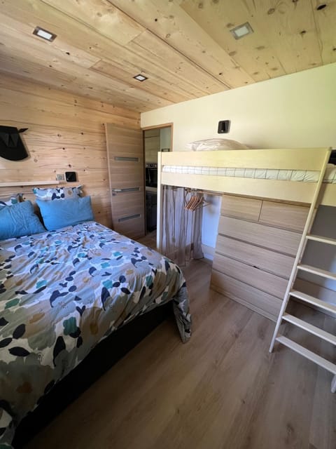 Bed, Photo of the whole room, Bedroom, bunk bed