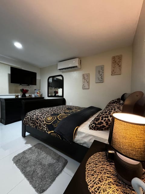 Bed, TV and multimedia, Bedroom, air conditioner