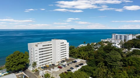 Beachfront Penthouse with Ocean and Sunset Views at Pelican Reef #703 Copropriété in Stella