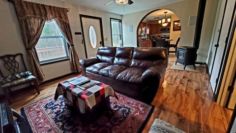 The Sovereign Suite - Cozy And Convenient With Home Theater Apartment in Penobscot