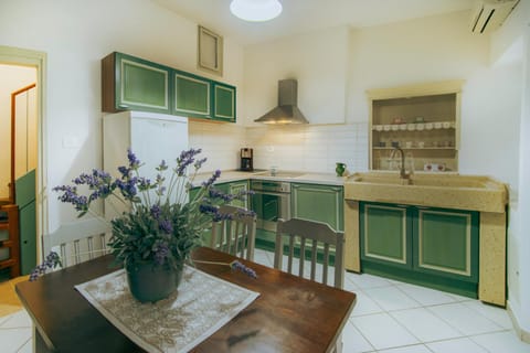 Kitchen or kitchenette, Dining area, Communal kitchen