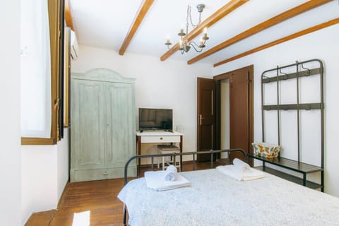 TV and multimedia, Photo of the whole room, Bedroom