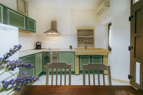 Kitchen or kitchenette, Dining area, Communal kitchen