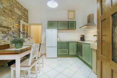 Kitchen or kitchenette, Communal kitchen