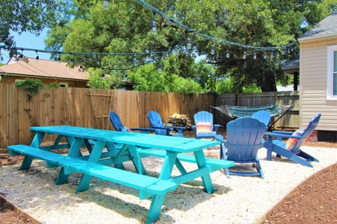 Beachy Bungalow for Family Fun! Walk to beach! Haus in Navy Point