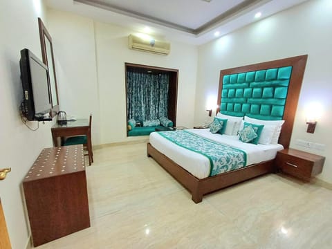 Bed, TV and multimedia, Photo of the whole room, Bedroom, air conditioner