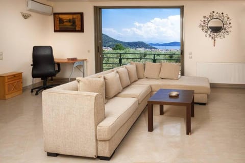 Living room, Seating area, City view, Mountain view, Sea view