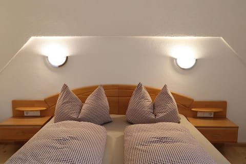 Bed, TV and multimedia, Bedroom