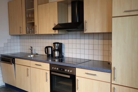 Coffee/tea facilities, Kitchen or kitchenette, dishwasher, stove, toaster