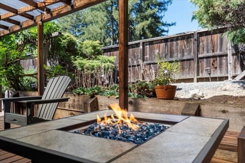 Guerneville Escape Redwoods Deck BBQ Fire table House in Russian River