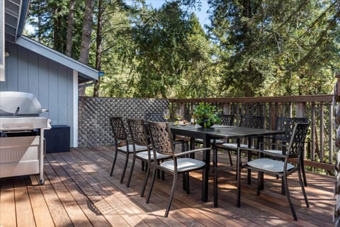 Guerneville Escape Redwoods Deck BBQ Fire table House in Russian River