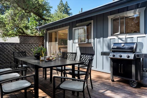 Guerneville Escape Redwoods Deck BBQ Fire table House in Russian River