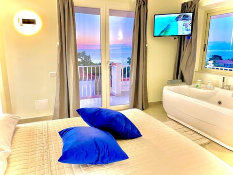 Bed, TV and multimedia, View (from property/room), Balcony/Terrace, Photo of the whole room, Bedroom, Sea view, towels