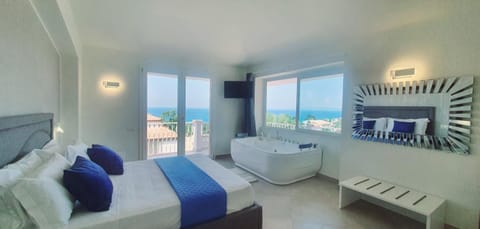 Bed, Hot Tub, Photo of the whole room, Bedroom, Sea view