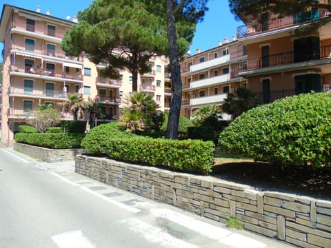 Property building, Facade/entrance, Garden, Garden view