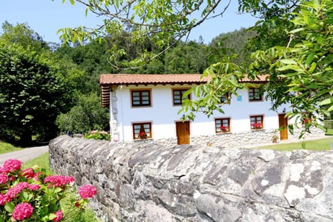 Property building, Facade/entrance, Garden, Garden view