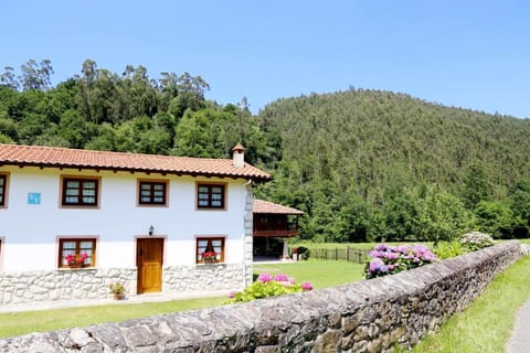 Property building, Facade/entrance, Garden, Garden view