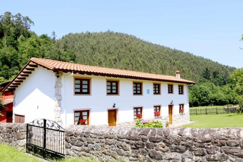 Property building, Facade/entrance, Garden, Garden view