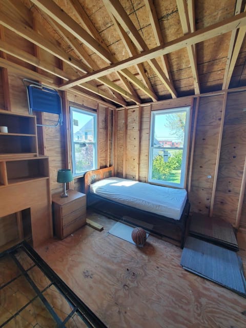 Room in Cabin - Camping Cabin With Sauna Access 2nd Fl- Alojamiento y desayuno in Dover