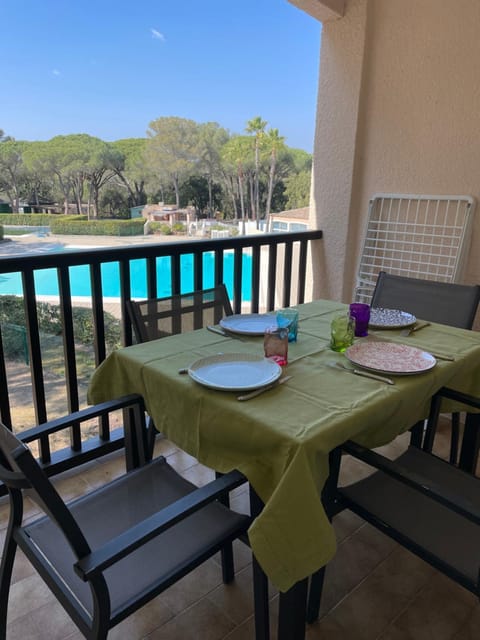 Studio cabine vu sur piscine Apartment in Saint-Raphael