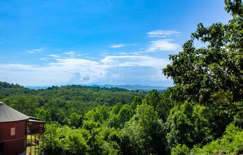 Bandit Lodge BRAND NEW CABIN w Pool House in Sevierville