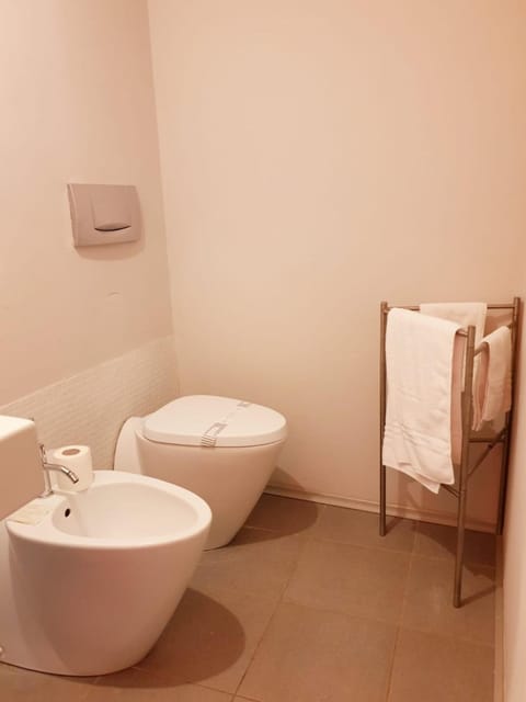 Toilet, Bathroom, bidet, heating, towels