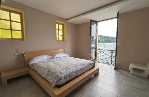 Bed, Natural landscape, Photo of the whole room, Bedroom, Lake view