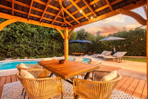 Dining area, Swimming pool