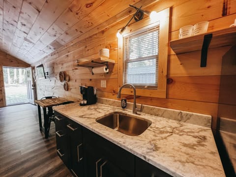 Cabin #1 Studio With Kitchenette Apartment in Lake Hartwell