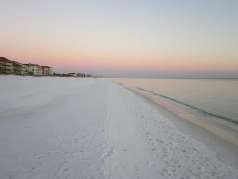 Doctor's Orders 2 Short Walk to Private Deeded Beach Sleeps 14 House in Destin